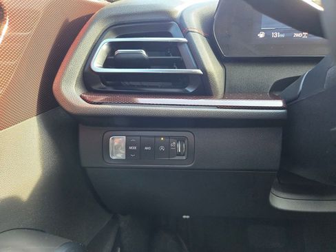 Used 2025 Chevrolet Traverse RS image 21