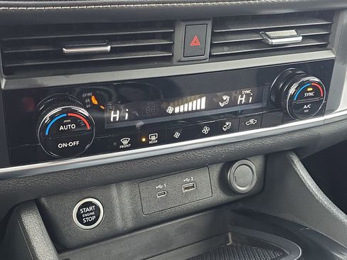 Used 2023 Nissan Rogue SV image 21