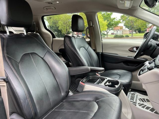 Used 2018 Chrysler Pacifica Touring-L FWD image 21