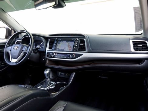 Used 2018 Toyota Highlander XLE image 7