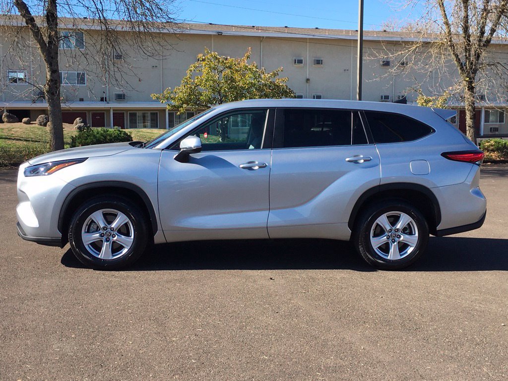 Used 2023 Toyota Highlander L FWD image 3