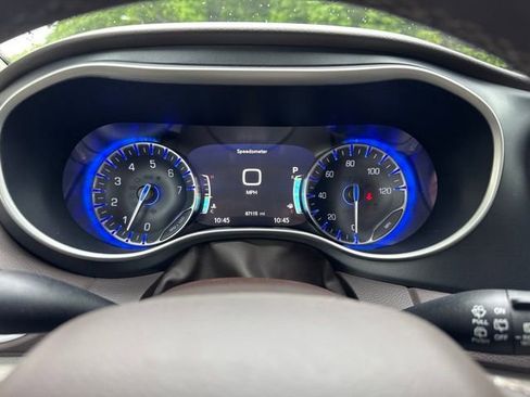 Used 2021 Chrysler Pacifica Touring-L FWD image 21