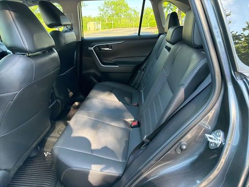 Used 2022 Toyota RAV4 XLE Premium image 8