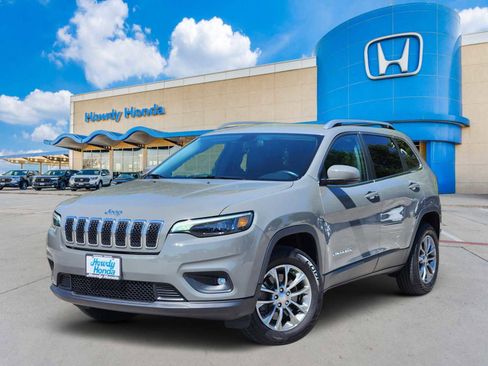Used 2019 Jeep Cherokee Latitude Plus w/ Cold Weather Group AWD/4WD image 1