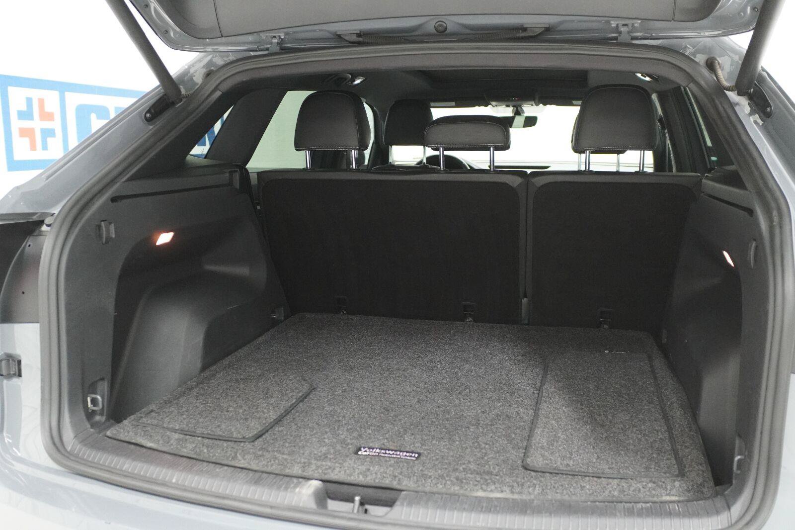 Used 2021 Volkswagen Atlas Cross Sport SE w/ Panoramic Sunroof Package FWD image 31