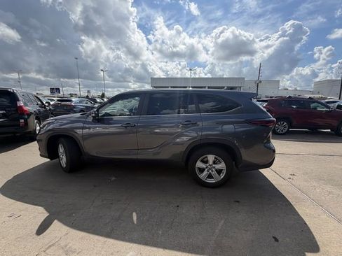 Used 2025 Toyota Highlander LE FWD image 8