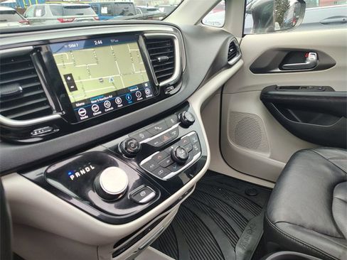 Used 2020 Chrysler Pacifica Touring-L Plus w/ Tire & Wheel Group image 27