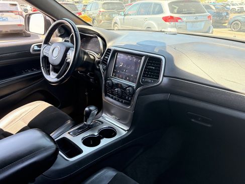 Used 2018 Jeep Grand Cherokee Altitude RWD image 11