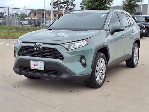 Used 2019 Toyota RAV4 XLE Premium FWD image 3