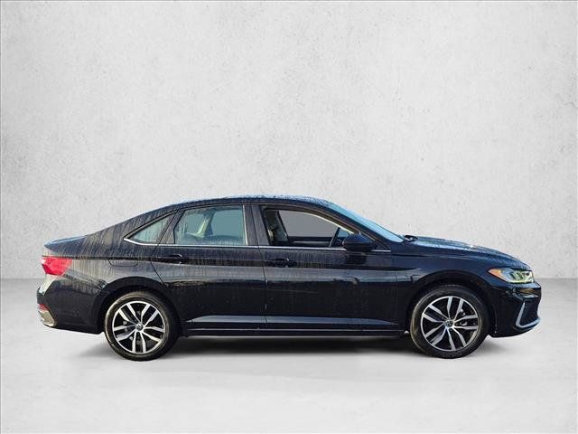 Used 2025 Volkswagen Jetta SE FWD image 4