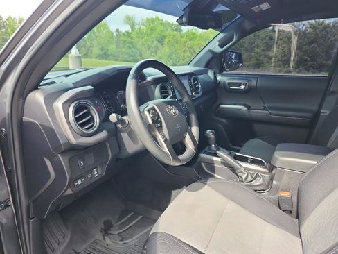 Used 2023 Toyota Tacoma TRD Off-Road w/ Technology Package AWD/4WD image 14