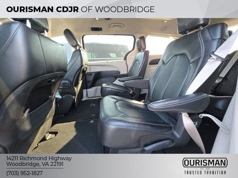 Used 2024 Chrysler Pacifica Touring-L FWD image 6