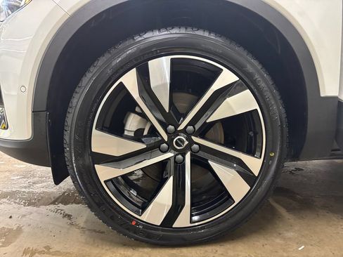 Certified 2024 Volvo XC40 B5 Plus w/ Climate Package AWD/4WD image 33