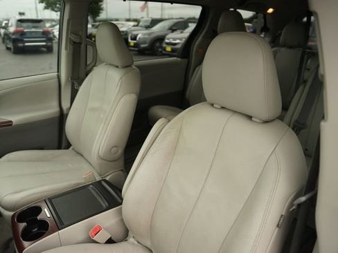 Used 2013 Toyota Sienna XLE w/ Entertainment Pkg FWD image 9