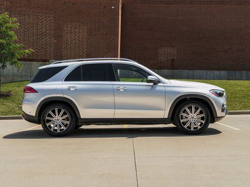 Used 2025 Mercedes-Benz GLE 450 4MATIC image 3