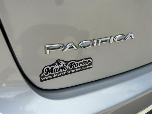 Used 2024 Chrysler Pacifica Limited FWD image 13