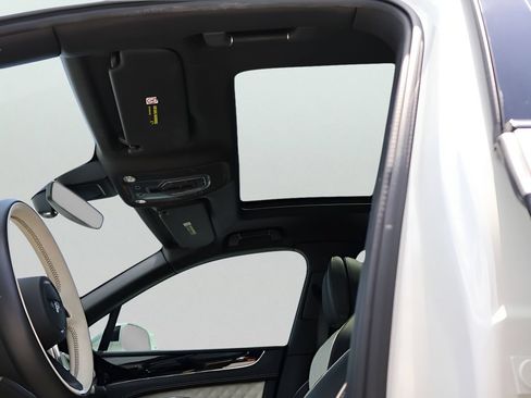 Used 2021 Bentley Bentayga Plug-In Hybrid AWD/4WD image 40