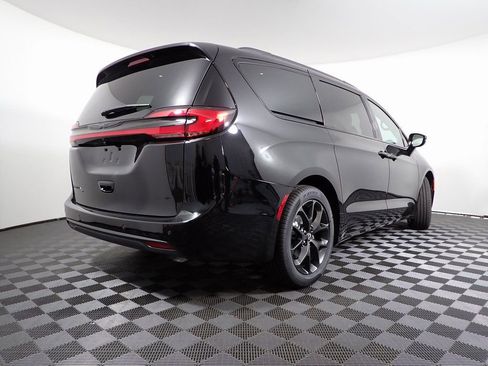 New 2026 Chrysler Pacifica Select w/ S Appearance Package image 18