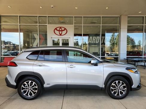 Used 2024 Toyota Corolla Cross SE image 3