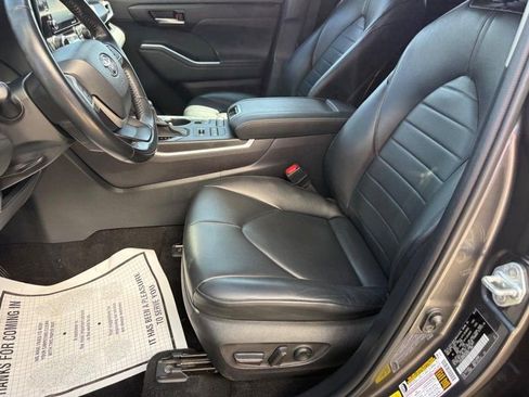 Used 2022 Toyota Highlander XLE AWD/4WD image 30