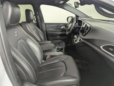 Used 2024 Chrysler Pacifica Limited FWD image 28