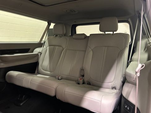 Used 2024 Jeep Wagoneer L Series III w/ Premium Group I AWD/4WD image 9