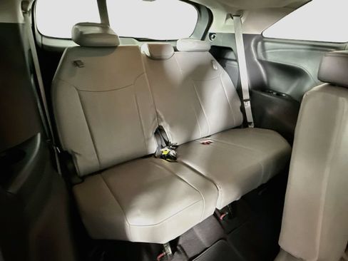 Used 2025 Toyota Sienna XLE FWD image 18