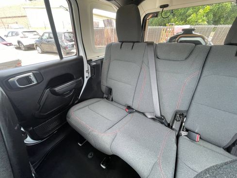 Used 2025 Jeep Wrangler Unlimited Rubicon AWD/4WD image 38