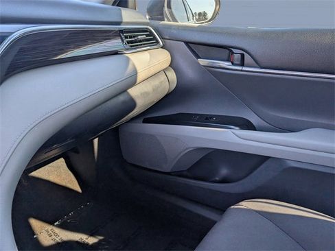 Used 2018 Toyota Camry LE image 14