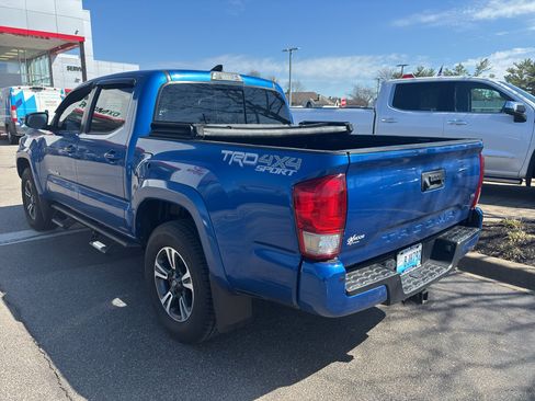 Used 2017 Toyota Tacoma TRD Sport image 4