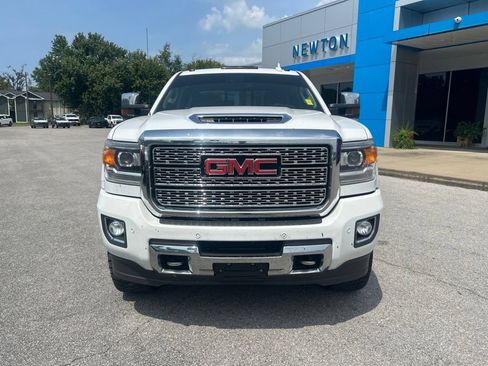 Used 2019 GMC Sierra 2500 Denali w/ Duramax Plus Package AWD/4WD image 2