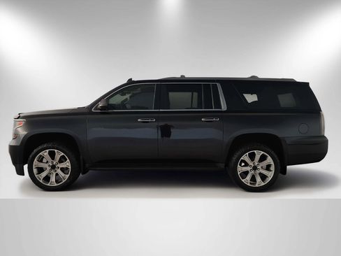 Used 2018 Chevrolet Suburban LT w/ Luxury Package RWD image 3