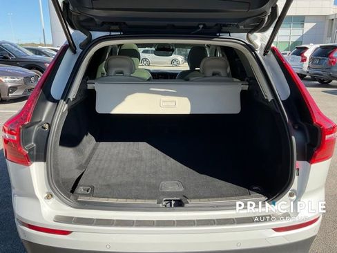Used 2021 Volvo XC60 T5 Momentum w/ Premium Package image 22