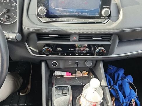 Used 2023 Nissan Rogue SV FWD image 11