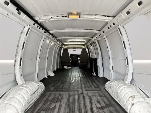 Used 2010 Chevrolet Express 2500 Extended RWD image 23