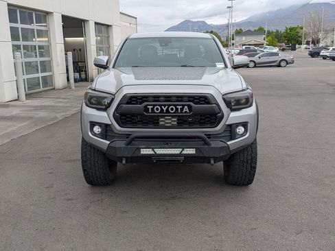 Used 2019 Toyota Tacoma TRD Off-Road AWD/4WD image 11