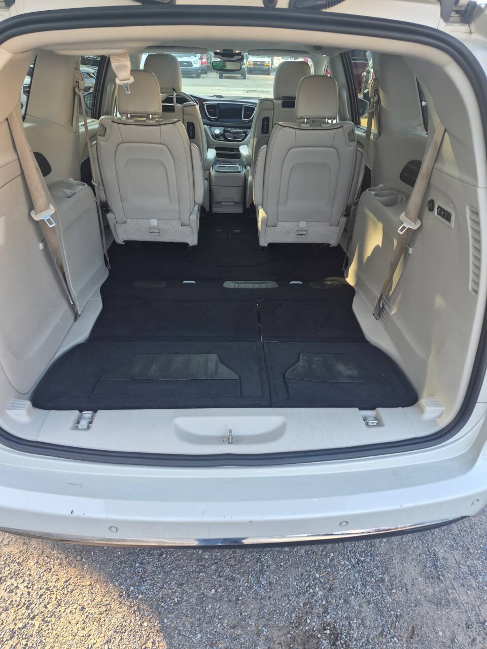 Used 2017 Chrysler Pacifica Limited w/ UConnect Theater Package FWD image 11