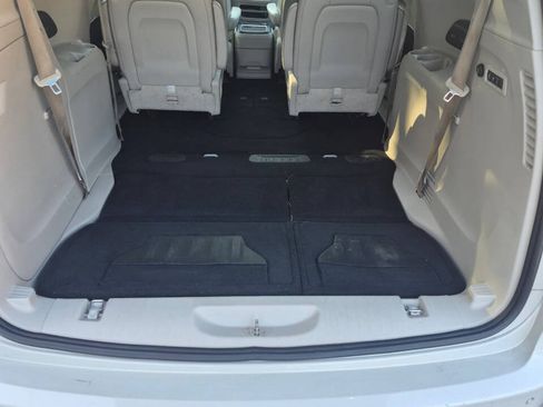 Used 2017 Chrysler Pacifica Limited w/ UConnect Theater Package FWD image 11