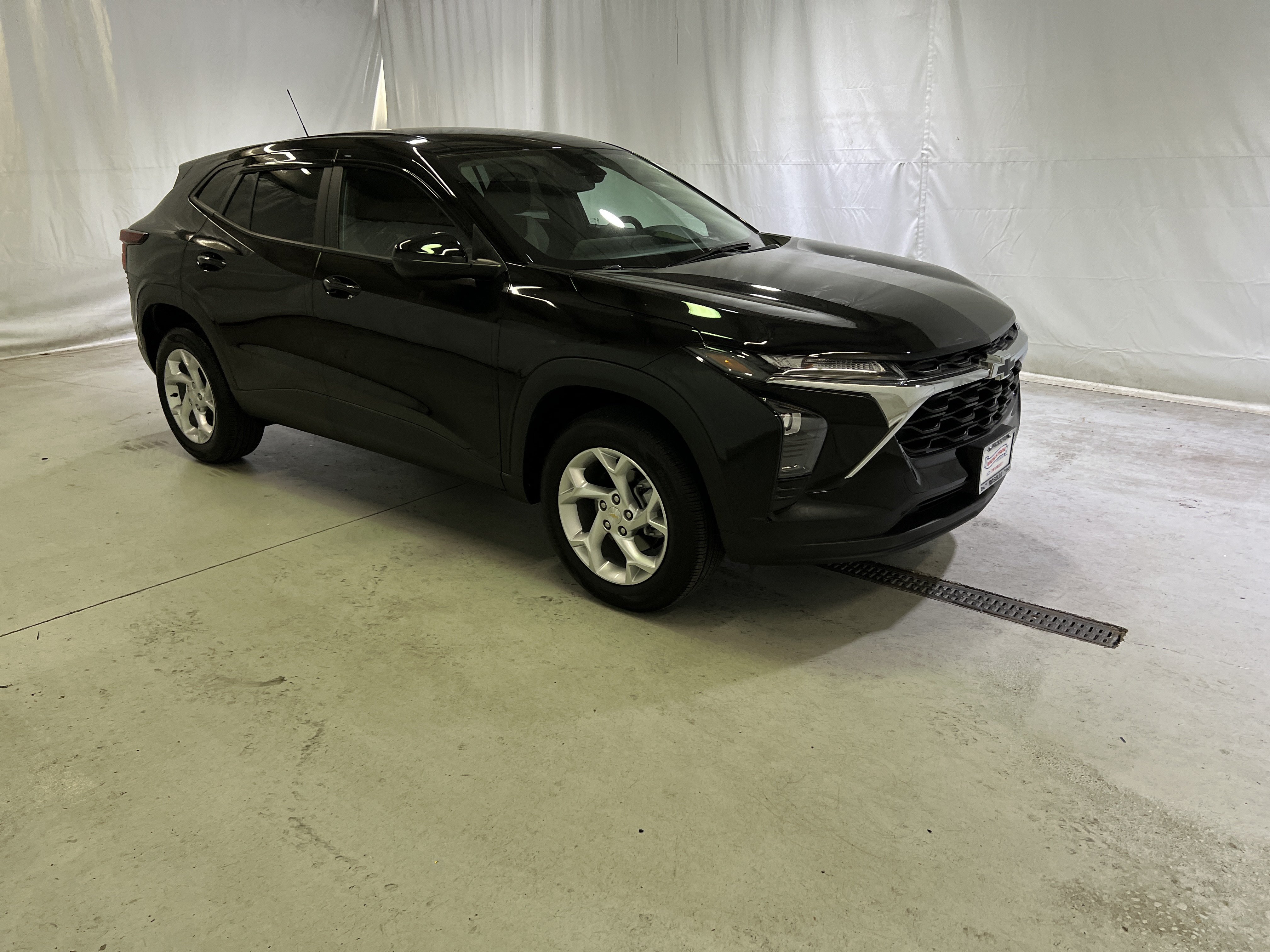 Used 2025 Chevrolet Trax LS w/ LS Convenience Package FWD image 2
