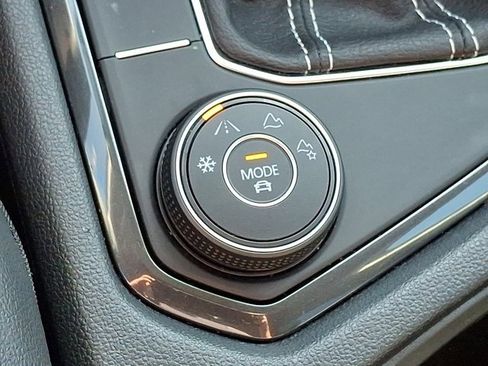 Certified 2022 Volkswagen Tiguan SE image 27