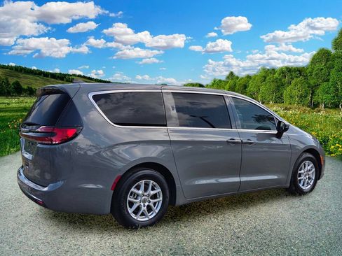 Used 2023 Chrysler Pacifica Touring-L FWD image 6