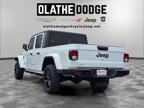 Used 2023 Jeep Gladiator Sport image 3
