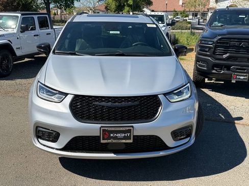 New 2026 Chrysler Pacifica Limited w/ S Appearance Package AWD/4WD image 3
