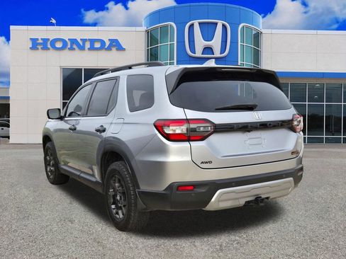 Used 2025 Honda Pilot TrailSport image 4