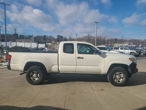 Used 2022 Toyota Tacoma SR image 8