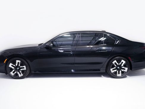 Used 2023 BMW 760i xDrive w/ Luxury Rear Seating Package image 5