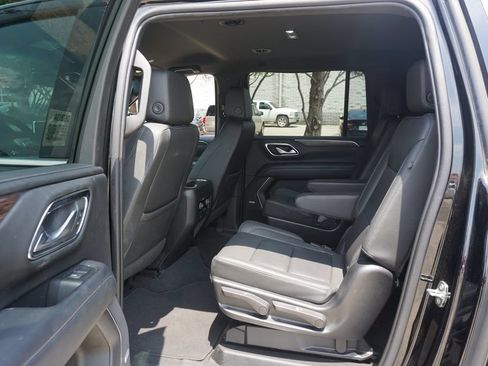Used 2022 Chevrolet Suburban LT w/ Luxury Package RWD image 13