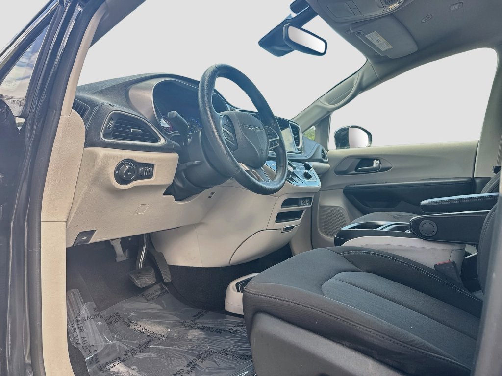 Used 2021 Chrysler Pacifica Touring FWD image 10