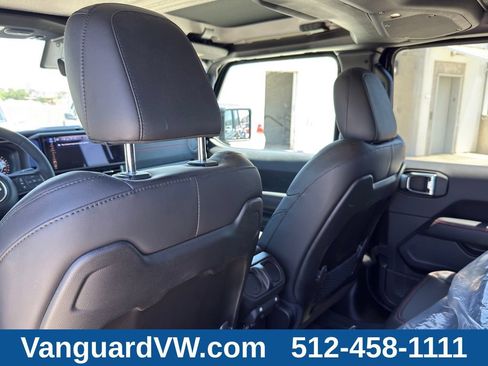 Used 2025 Jeep Gladiator Rubicon AWD/4WD image 27
