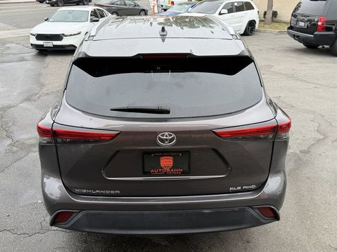 Used 2022 Toyota Highlander XLE AWD/4WD image 18
